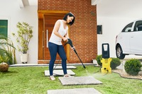 Persona lavando con hidrolavadora